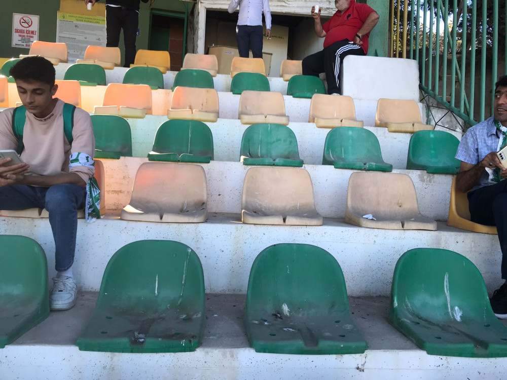 Darıca Gençlerbirliği taraftarı çamur deryası koltuklarda maç izledi