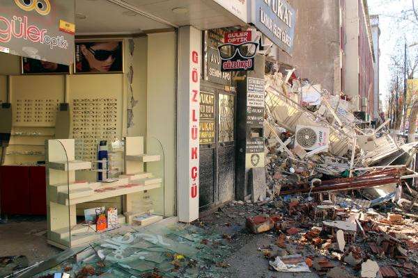 Depremde yıkılan d&uuml;kkanda, g&ouml;zl&uuml;kler ilk g&uuml;nk&uuml; gibi yerinde kaldı