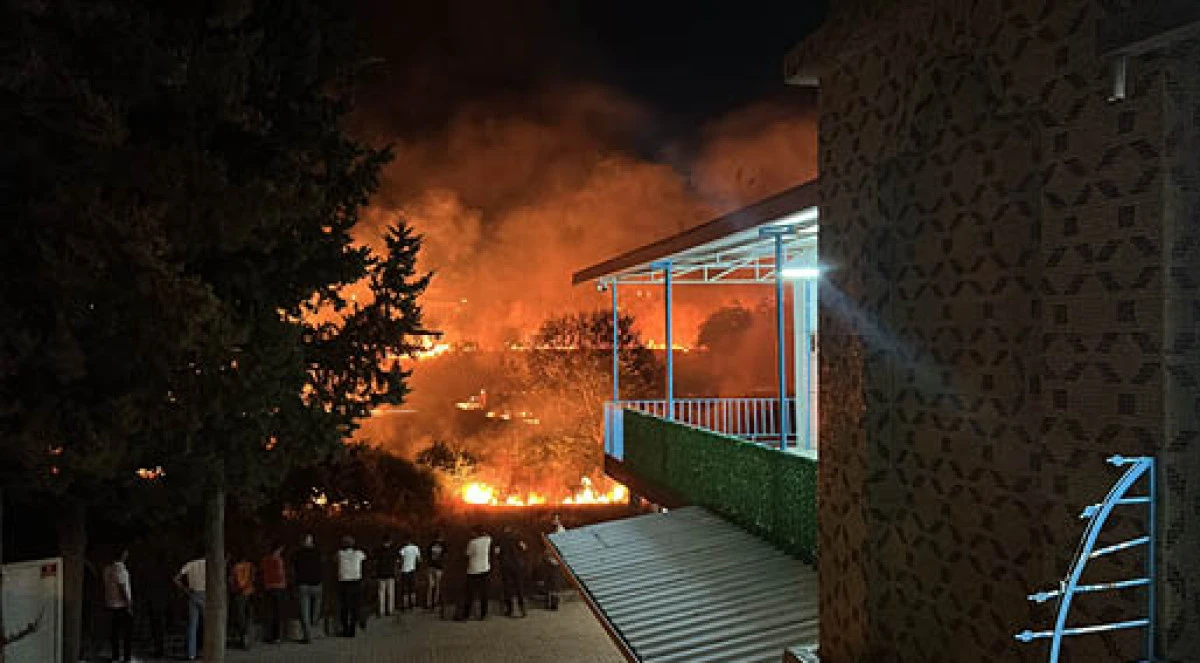 Dere kenarındaki ot yangını s&ouml;nd&uuml;r&uuml;ld&uuml;