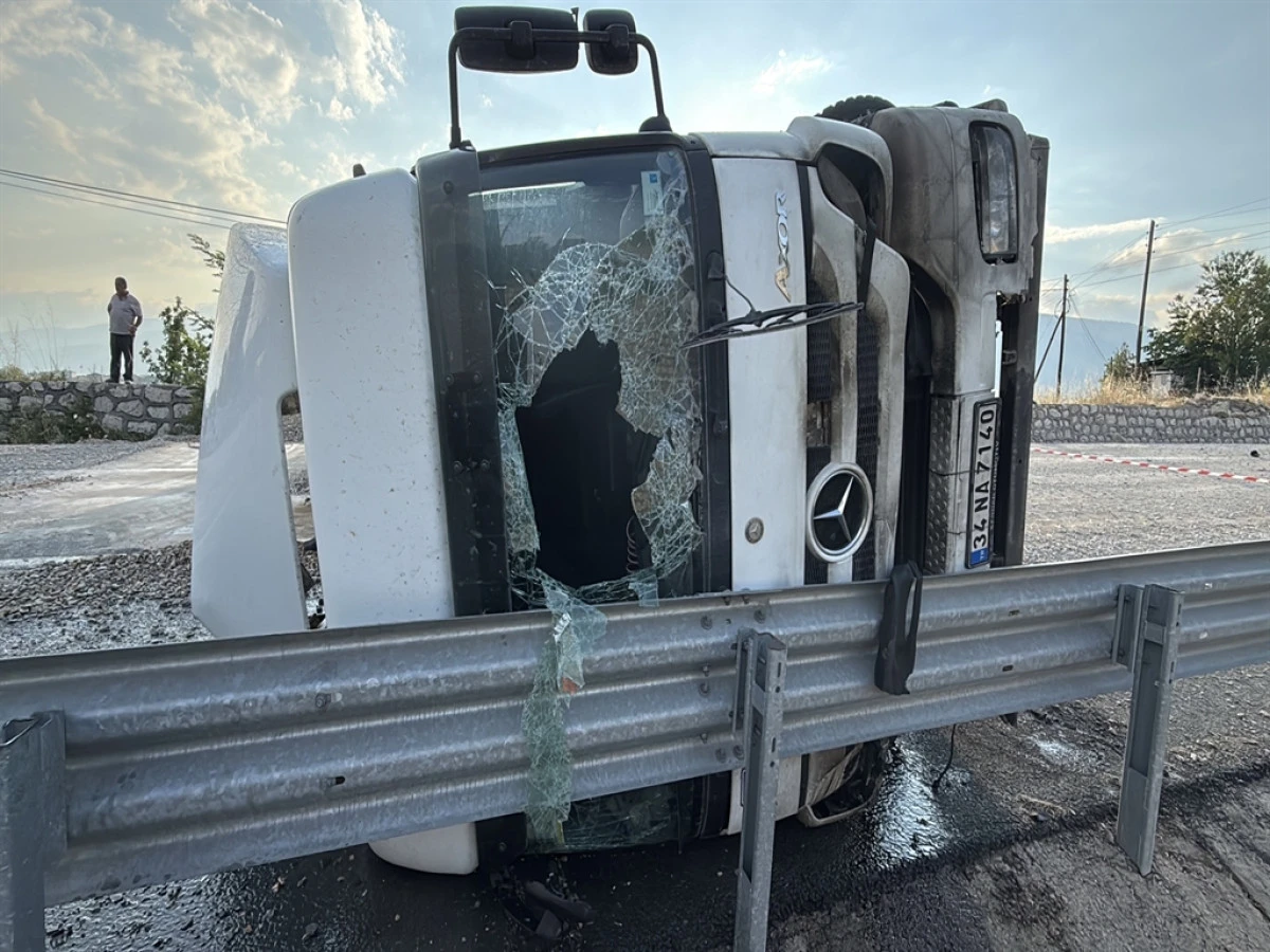 Devrilip yanan TIR'ın şof&ouml;r&uuml; yaralandı