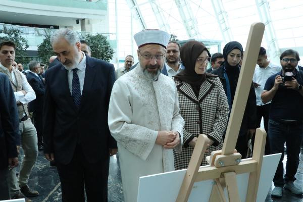 Diyanet İşleri Başkanı Erbaş, 'Kadrajımda Ajet Var' fotoğraf sergisini açtı