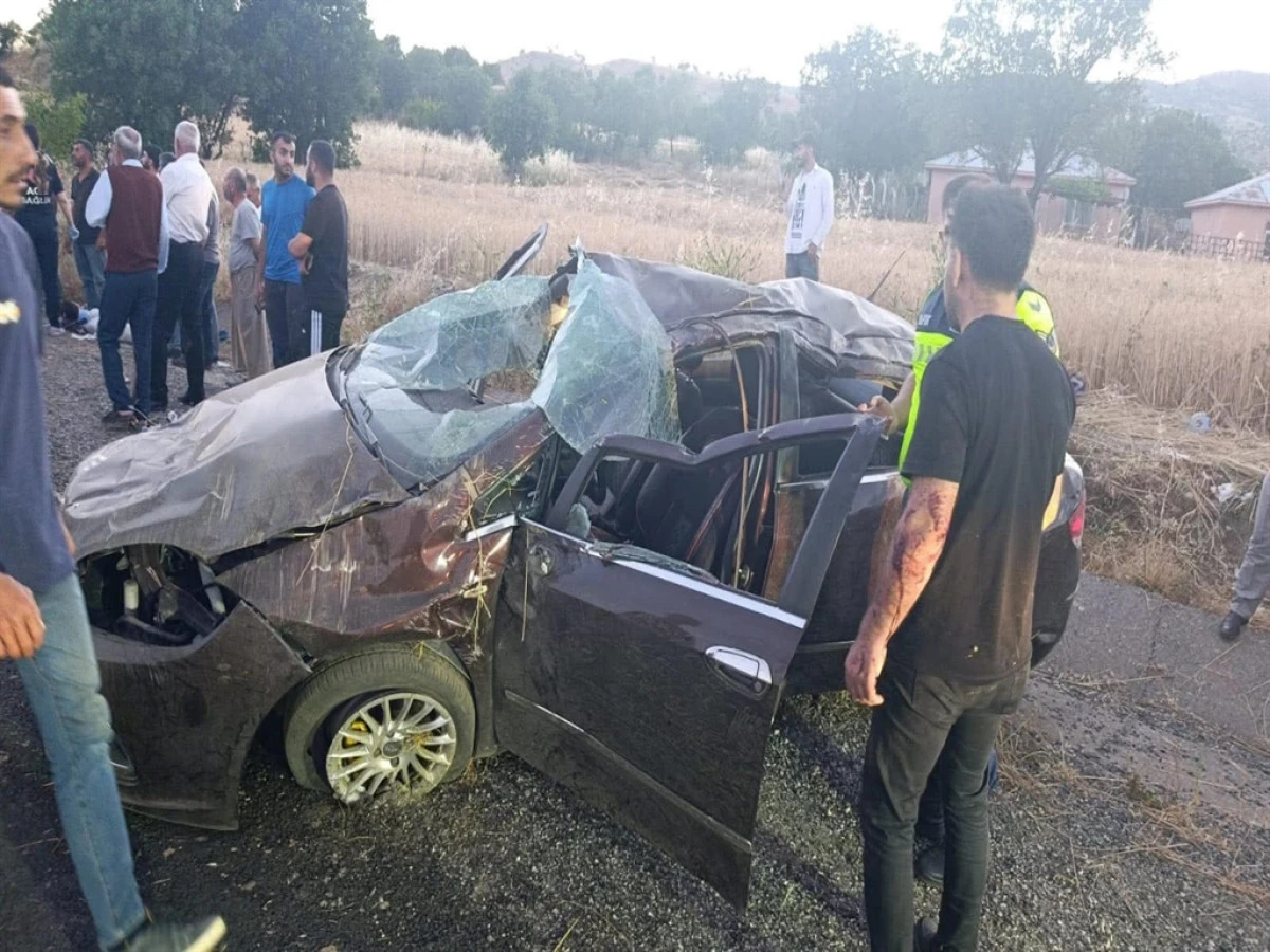 Diyarbakır'da takla atan otomobildeki anne ve oğlu &ouml;ld&uuml;, 4 kişi yaralandı