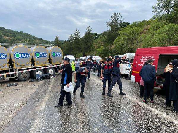 D&uuml;ğ&uuml;n yolunda kaza! &Ccedil;ok sayıda &ouml;l&uuml; ve yaralı var