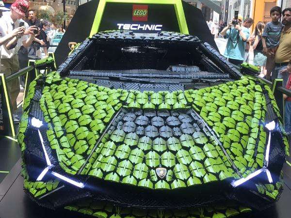 LEGO Technic Lamborghini Sián FKP 37 görenleri şaşırttı