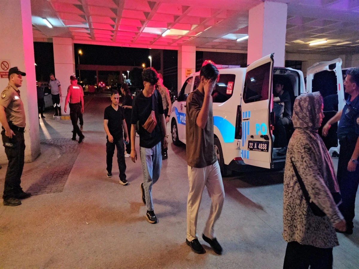Edirne'de durdurulan minib&uuml;ste 24 ka&ccedil;ak g&ouml;&ccedil;men yakalandı