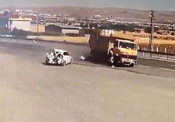Elazığ'da  kamyon akaryakıt istasyonuna girdi