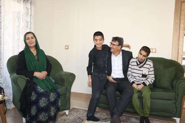 Engelli 2 kardeşe, 7 yıldır amcaları bakıyor