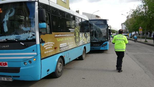 Erzurum'da iki otobüs çarpıştı, 15 yolcu hafif yaralandı