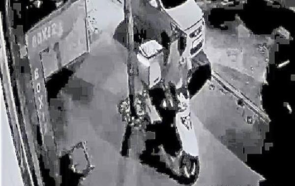 Esenyurt'ta motosiklet hırsızlığı kamerada