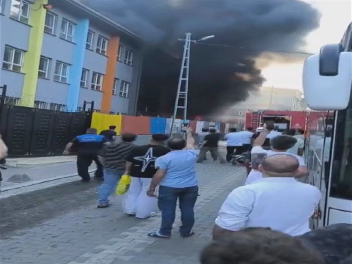 Esenyurt'ta okulda yangın