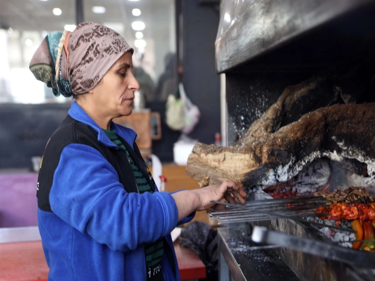 Ev kadınıydı b&ouml;lgenin &lsquo;kebap&ccedil;ı ablası&rsquo; oldu
