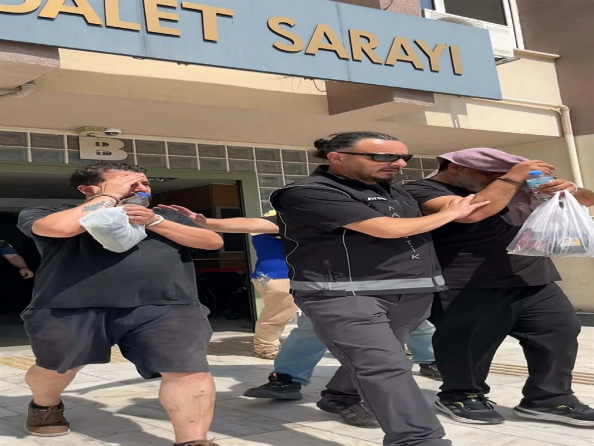 Evlerinde uyuşturucu ile yakalan &ccedil;ift ile misafirleri tutuklandı