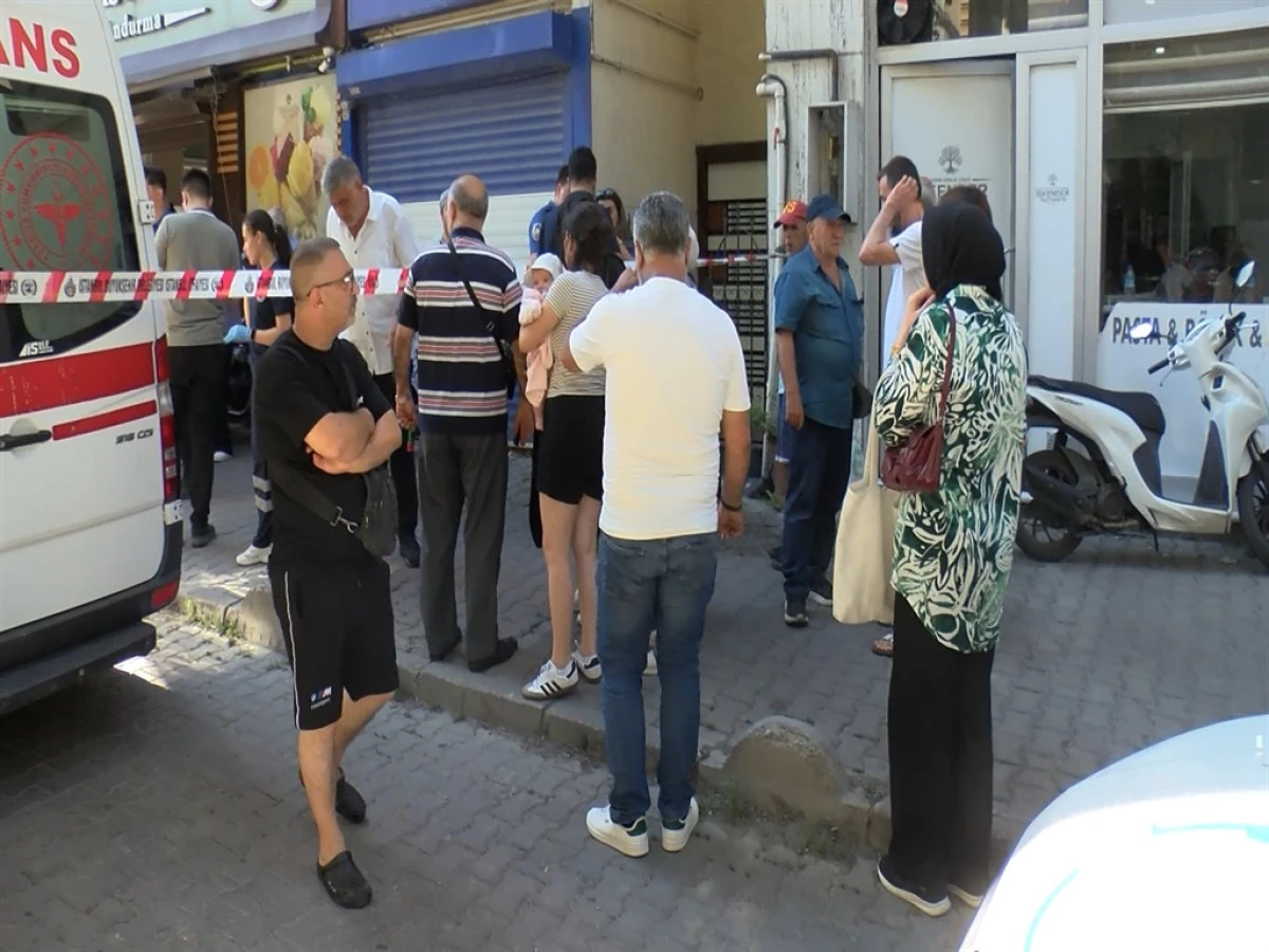 Ey&uuml;psultan'da pastanedeki gaz ka&ccedil;ağından 6 &ccedil;alışan etkilendi; 4 katlı bina tahliye edildi