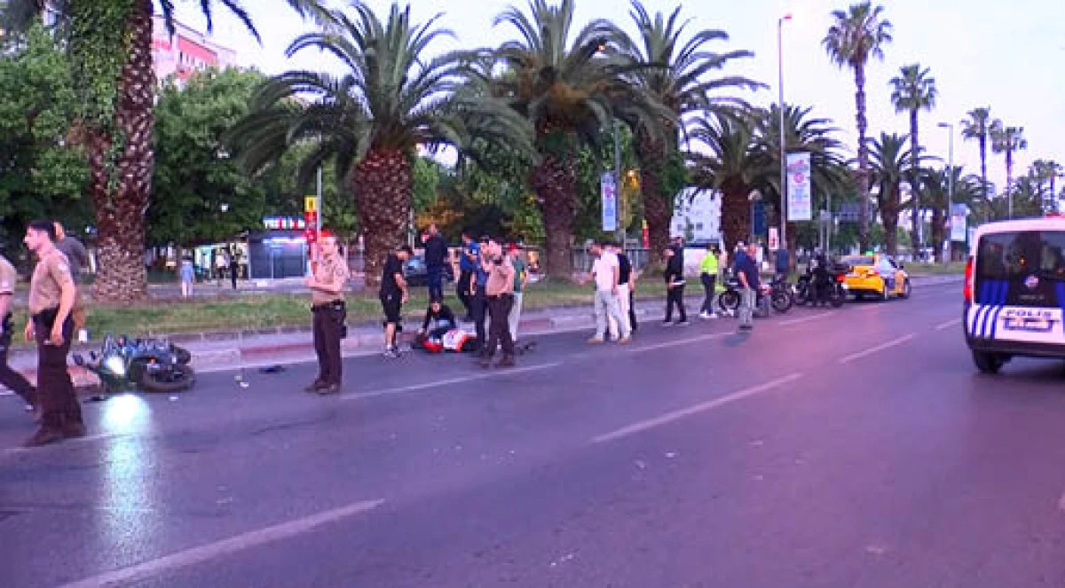 Fatih'te 3 motosiklet &ccedil;arpıştı: 1'i ağır 5 yaralı