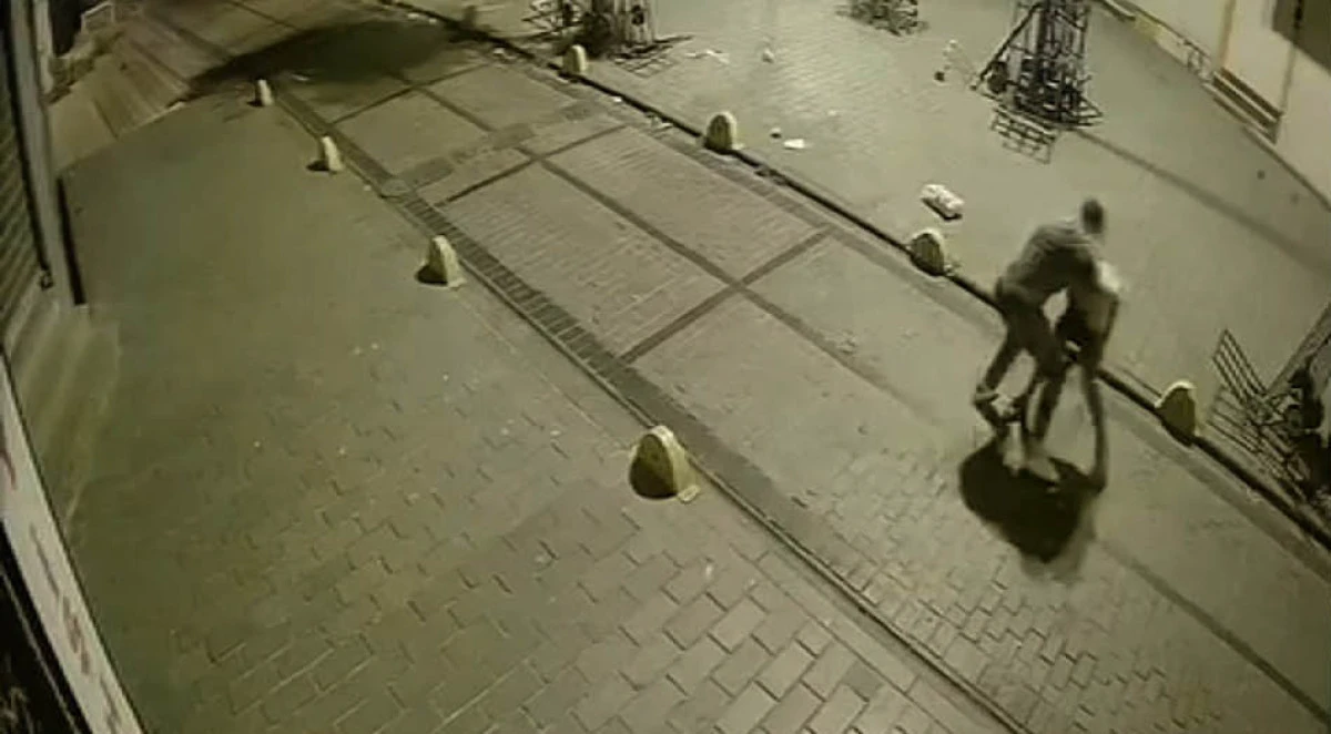 Fatih'te tartıştığı kişiyi bıçakladı, başında bekleyip cep telefonunu çalıp kaçtı