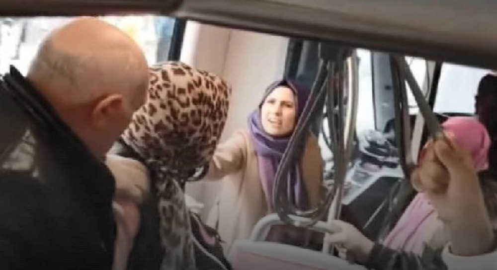 Fatih’te tramvayda yolcuların tartışması kamerada 