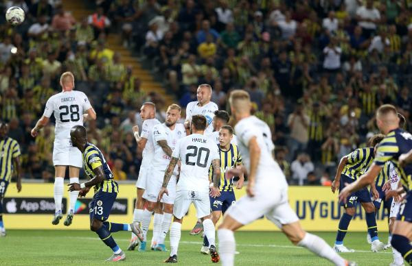 Fenerbahçe, UEFA Avrupa Ligi 3'üncü Ön Eleme Turu ilk maçında Slovacko'yu 3-0 mağlup etti