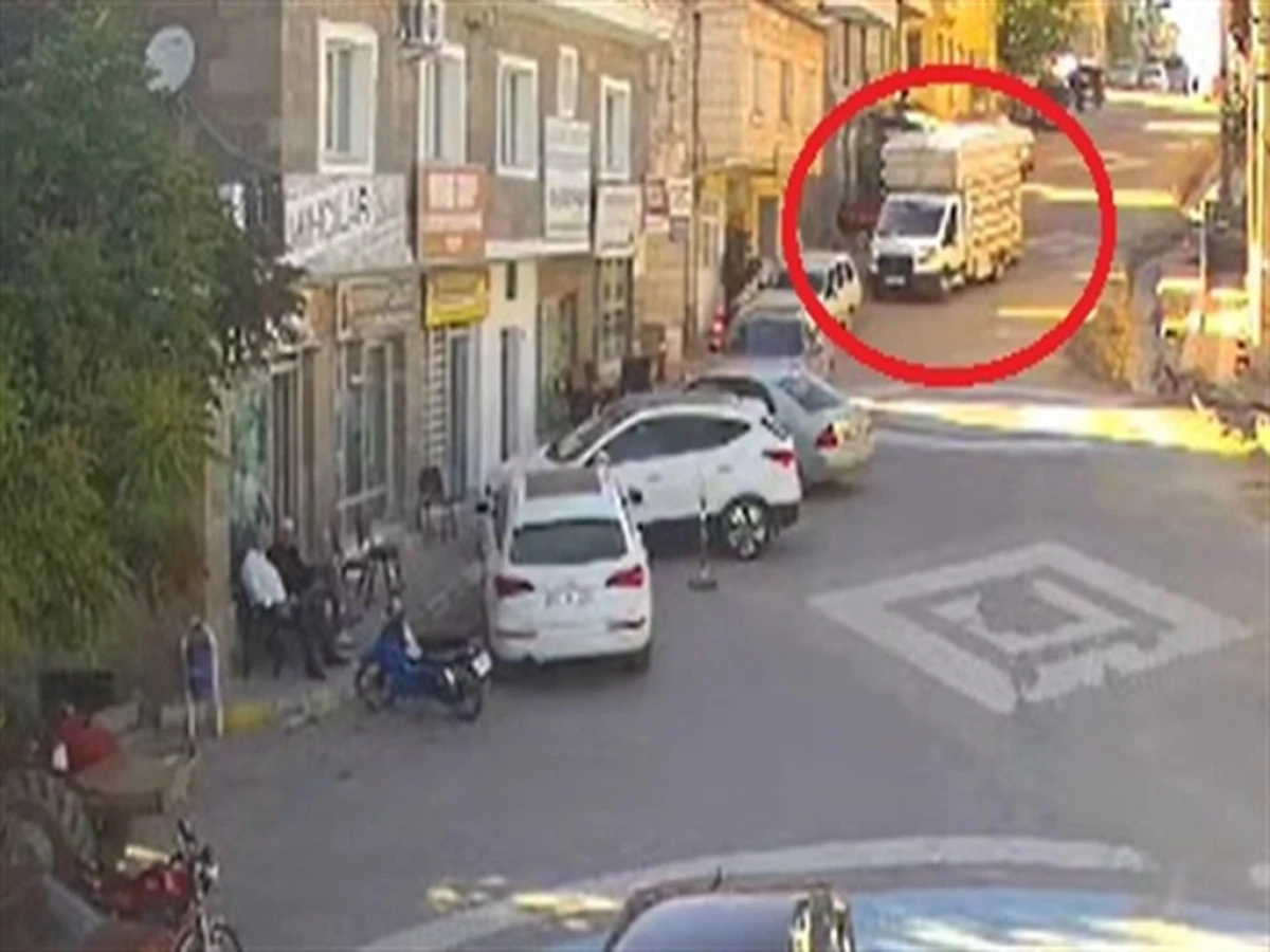 Freni boşalan kamyonetin park halindeki ara&ccedil;lara &ccedil;arptığı kaza kamerada