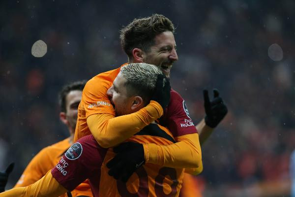 Galatasaray sahasında Trabzonspor'u 2-1 ile geçti