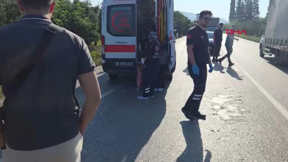 Hafif ticari aracın &ccedil;arptığı trakt&ouml;rdeki &ccedil;ift yaralandı