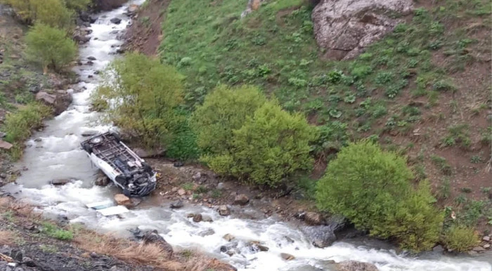 Hakkari'de minibüs dereye devrildi; 2 ölü, 3 yaralı