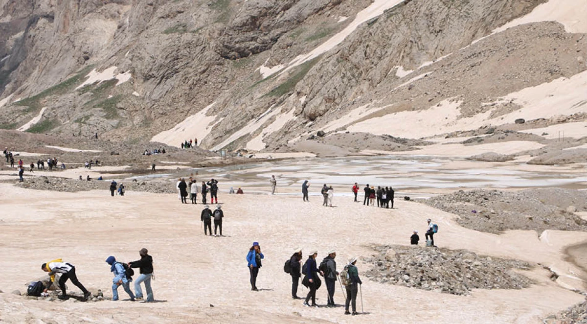 Hakkari'nin 20 bin yıllık buzullarına ilgi arttı; doğaseverler erimeye dikkat çekti