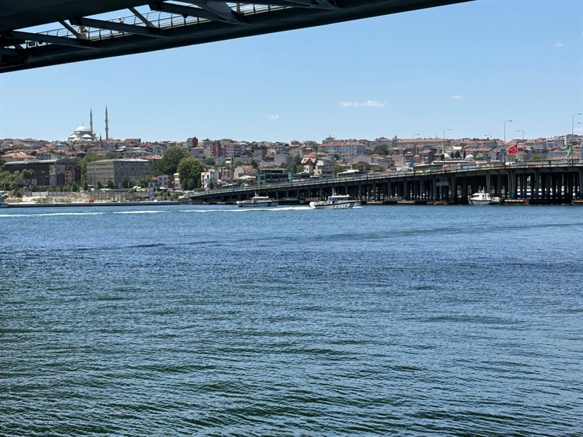 Hali&ccedil;&rsquo;te tur teknesi k&ouml;pr&uuml; ayağına &ccedil;arptı; personel denize d&uuml;şt&uuml;: Arama &ccedil;alışmaları s&uuml;r&uuml;yor