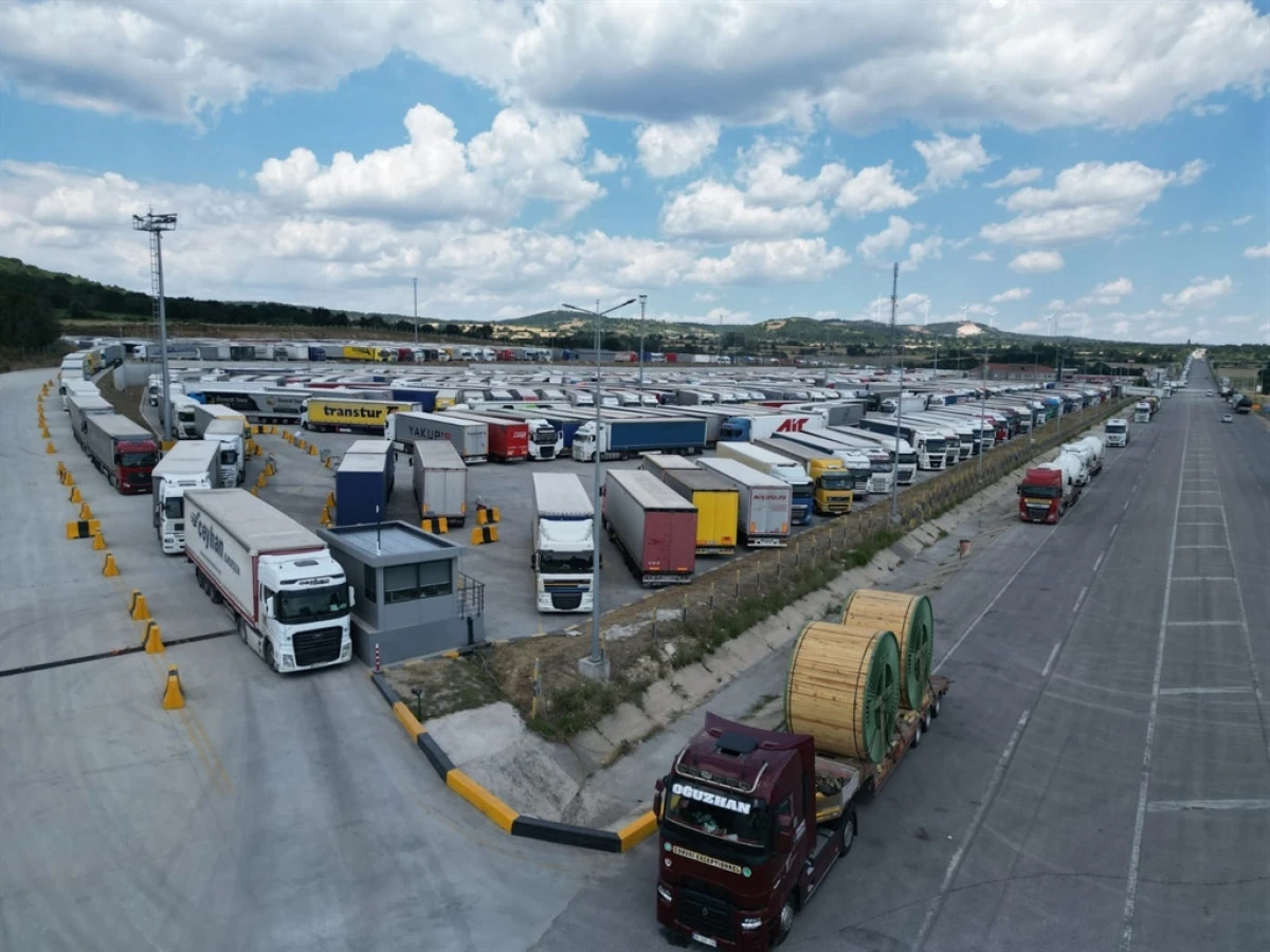 Hamzabeyli Sınır Kapısı&rsquo;nda 20 kilometre TIR kuyruğu