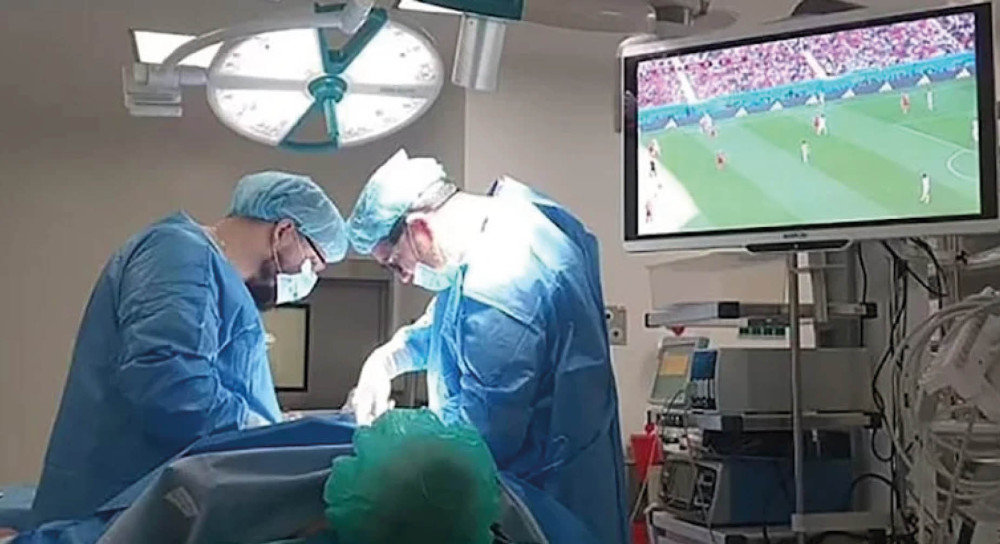 Hastaneden ameliyat sırasında Dünya Kupası hizmeti!
