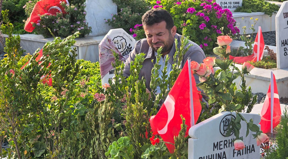 Hatay'da deprem şehitliğinde buruk bayram
