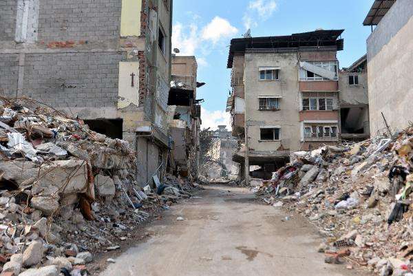 Hatay'da depremzedeler eşyalarını kurtarmaya &ccedil;alışıyor