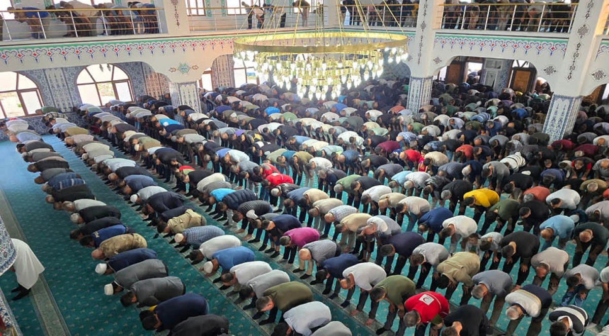 Hatay'da vatandaşlar, bayram namazı için camileri doldurdu