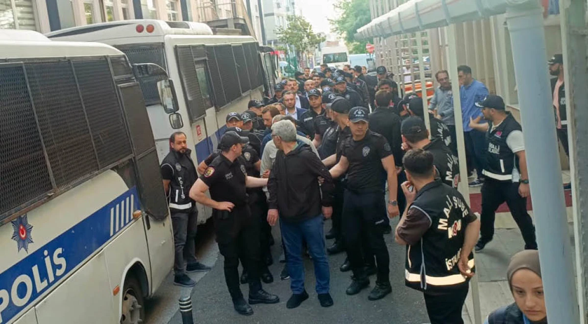 İBB'ye yönelik soruşturma kapsamında adliyeye sevk edilen şüphelilerin ifadeleri alınıyor