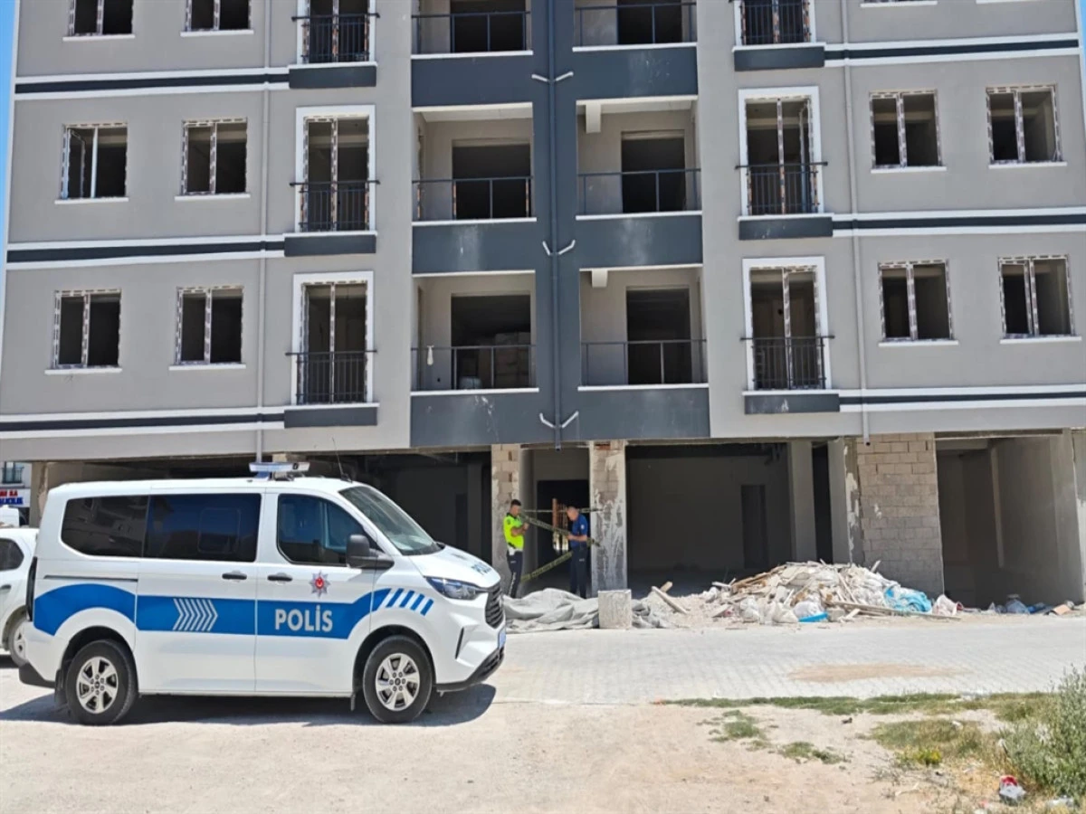 İnşaatın 1'inci katından d&uuml;şen iş&ccedil;i &ouml;ld&uuml; 