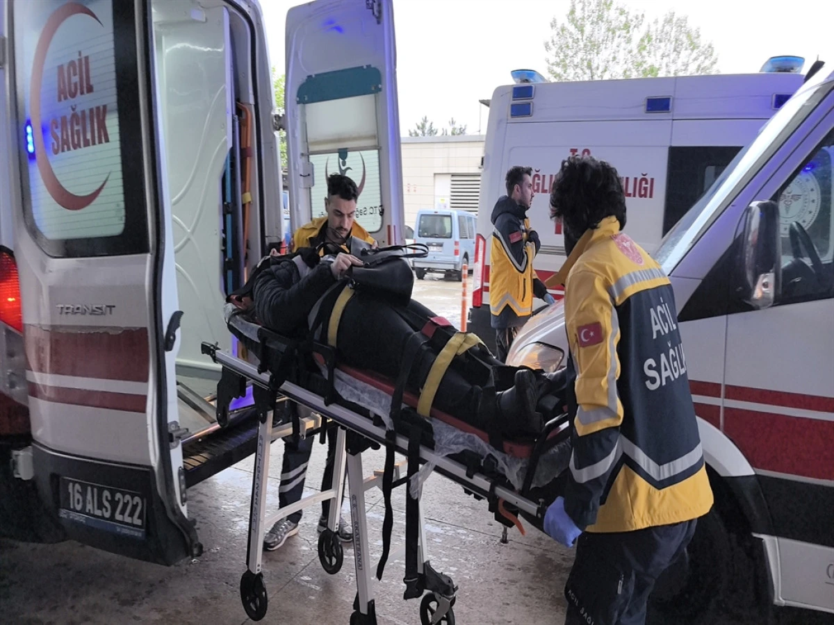 İşçi servisi ile hafif ticari araç kafa kafaya çarpıştı: 13 yaralı