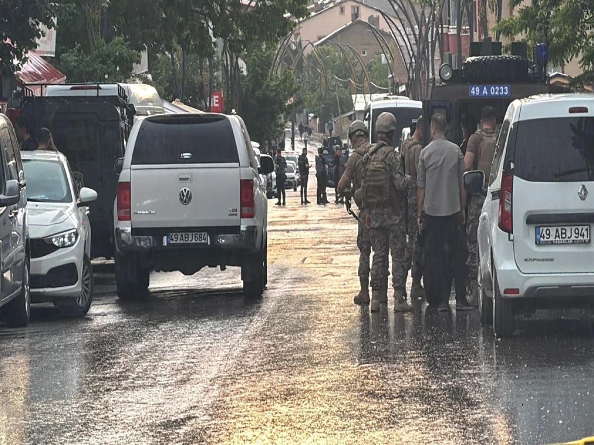 İşitme engelli kardeşini ve bir polis memurunu yaralayan ş&uuml;pheli, operasyonla etkisiz hale getirildi