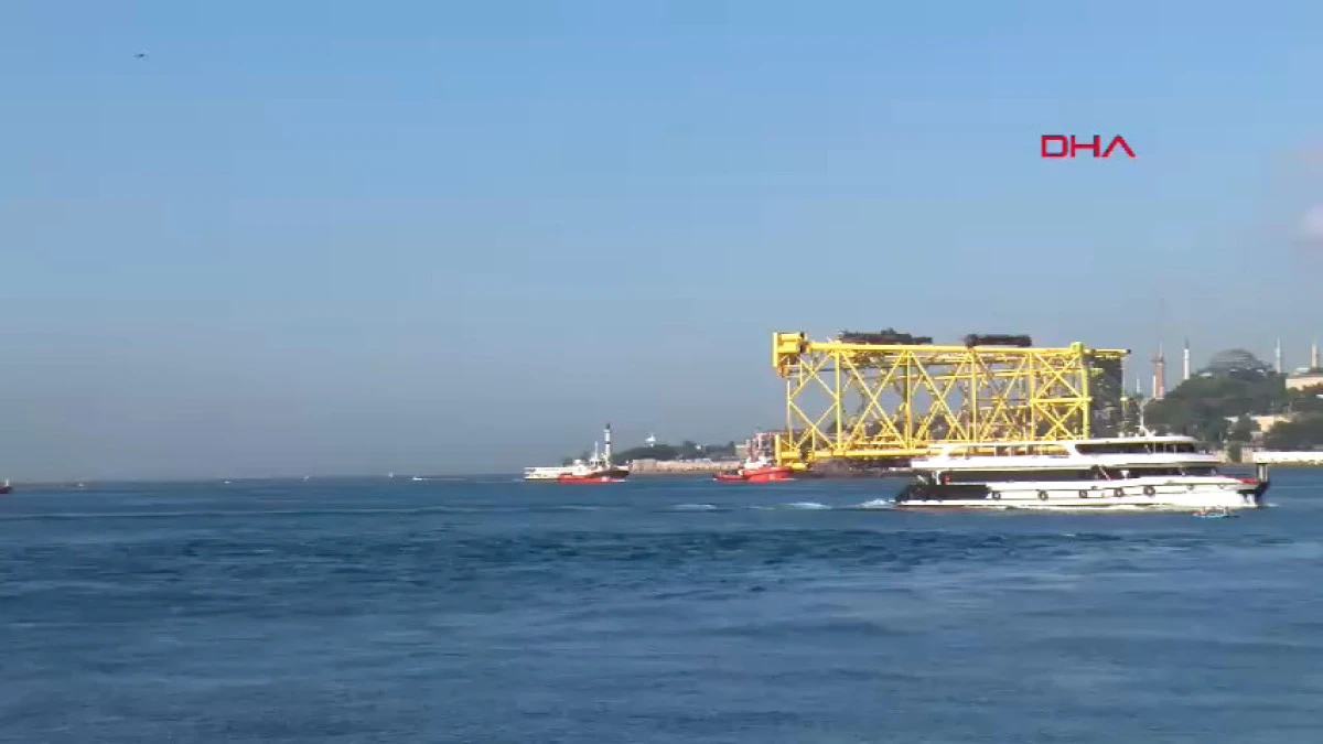 İstanbul Boğazı'ndan 350 metrelik sondaj platform iskelesi ge&ccedil;iş yapıyor