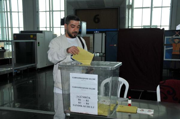 İstanbul Havalimanı'nda 15 bini aşkın oy kullanıldı 