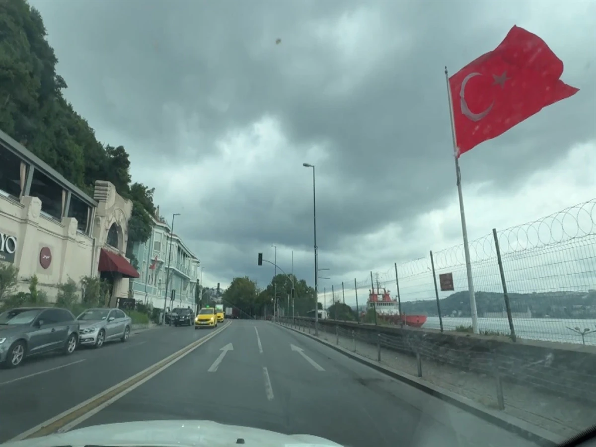 İstanbul'da g&ouml;ky&uuml;z&uuml;n&uuml; kara bulutlar kapladı