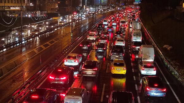  İstanbul'da trafik yoğunluğu 90'a ulaştı