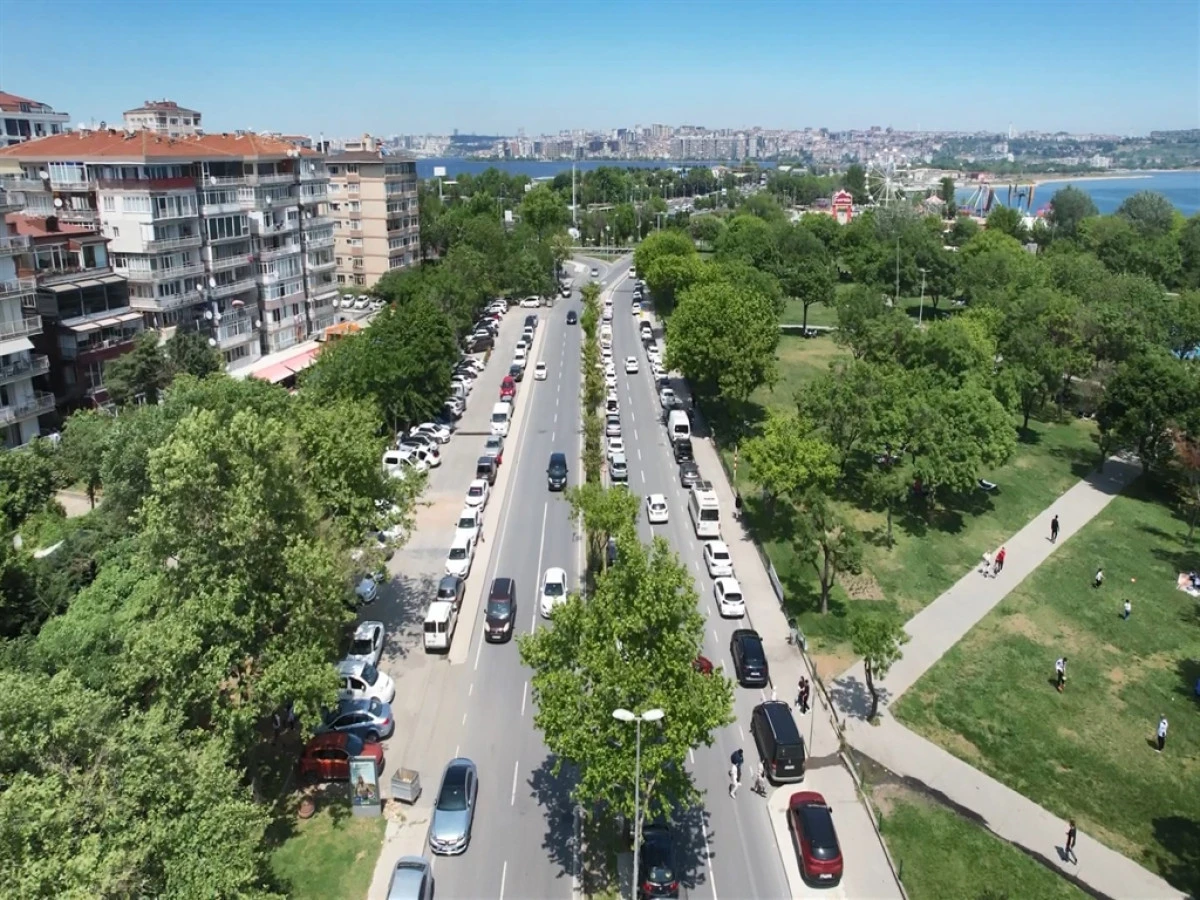İstanbullular tatil ve sıcak havada parklarla sahillere akın etti