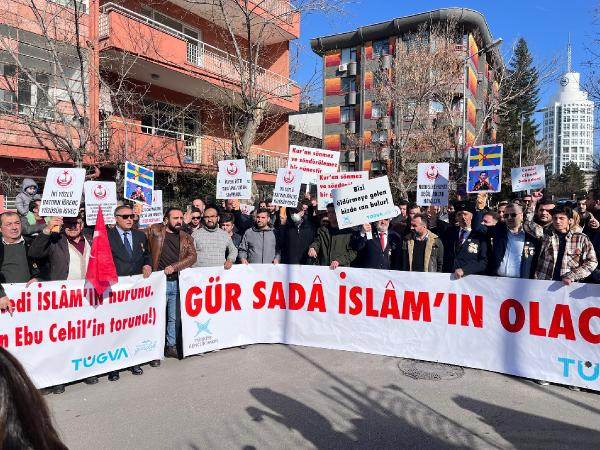 İsveç Büyükelçiliği önünde Kur'an-ı Kerim yakılması, protesto edildi