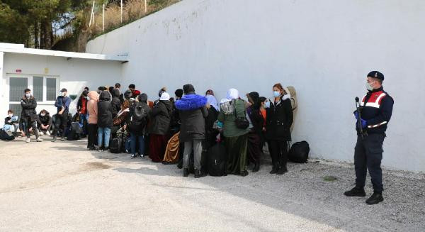 İzmir'de 442 kaçak göçmen operasyon ile yakalandı