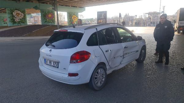 İZMİT'te kavşakta 2 otomobilin çarpıştığı kazada 4 kişi yaralandı.