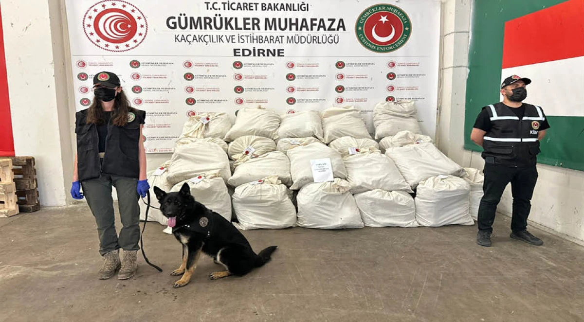 Kaçakçıların cihaz yerleştirip takibe aldıkları 2 TIR’da 318 kilo uyuşturucu ele geçti; 10 gözaltı