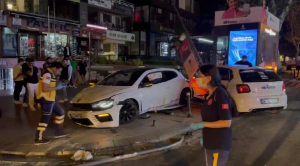 Kadıköy’de aynı yönde giden 2 otomobil çarpıştı