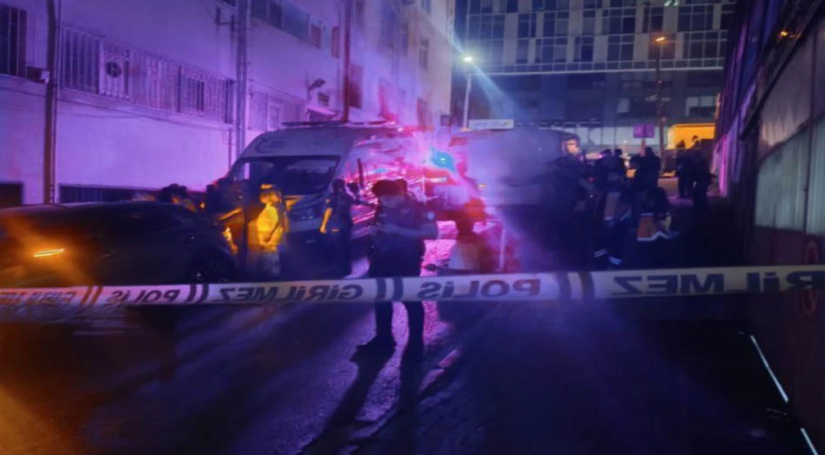 Kağıthane'de aile yakınının başına taşla vurarak öldüren şüpheli polise teslim oldu