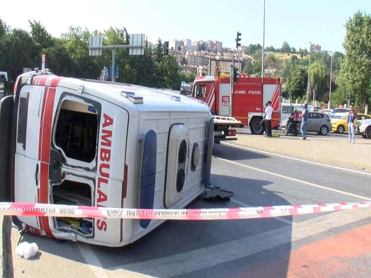  Kağıthane'de ambulans ile motosiklet &ccedil;arpıştı: 3'&uuml; sağlık &ccedil;alışanı 4 yaralı