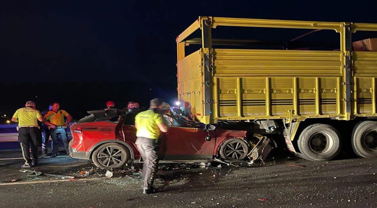 Kamyonun altına giren otomobilin sürücüsü öldü