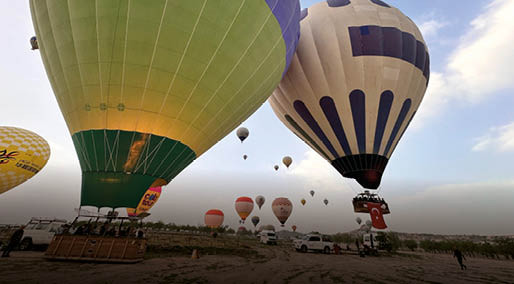  Kapadokya'da balonlar, Türk bayraklarıyla havalandı